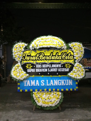 Papan Bunga Duka di Apela Dua